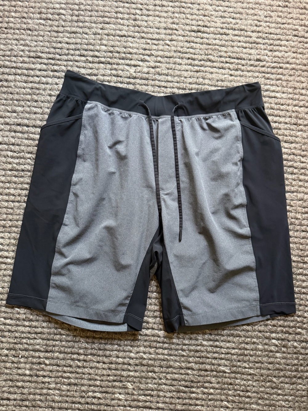 Lululemon Men's Two-Tone Gray & Black Athletic Shorts w/ Liner